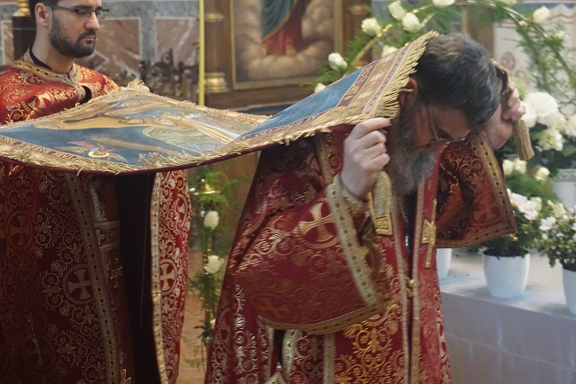 Atanáz püspök, hátán a plascsenyica