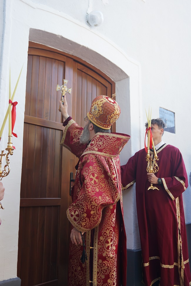 Atanáz püspök a templomajtóban