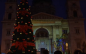 karácsonyfa a Bazilika előtt