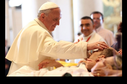 Ferenc pápa betegeket látogat