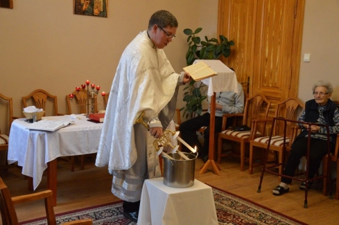 Bodnár Dániel atya a vízszentelés szertartását végzi