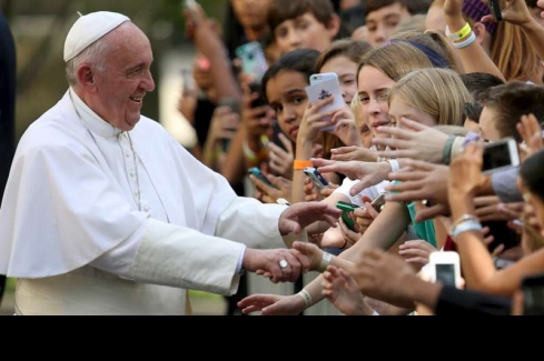 Ferenc pápa az ifjúsággal fog kezet