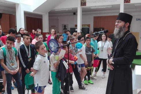 Orosz Atanáz köszönti a versenyző gyermekeket