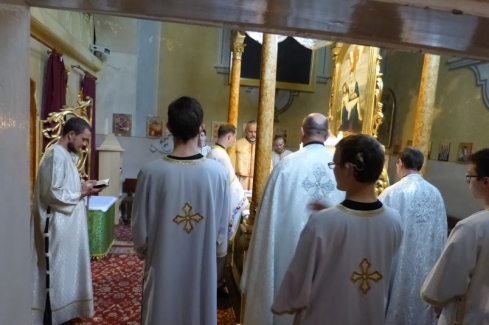 papok és ministránsok az oltár körül
