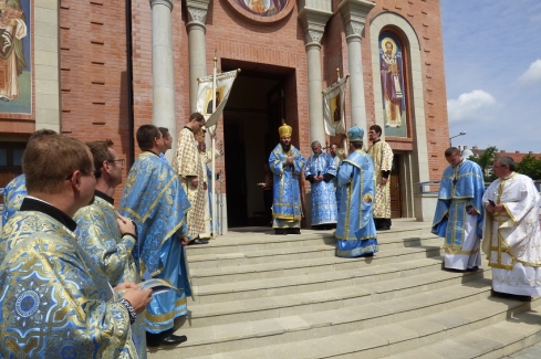 papok a Székesegyház főajtajánál