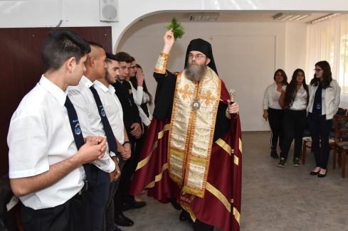 szentelvízzel hinti Atanáz püspök az iskola épületét