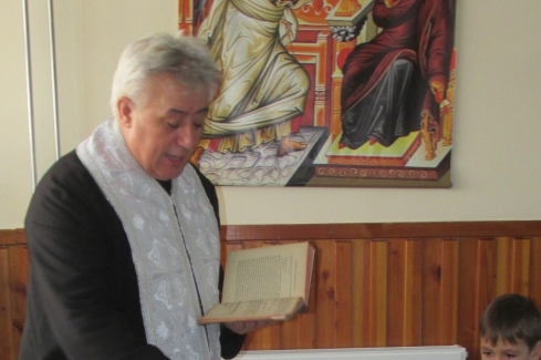 Páll Miklós atya gyertyákat szentel