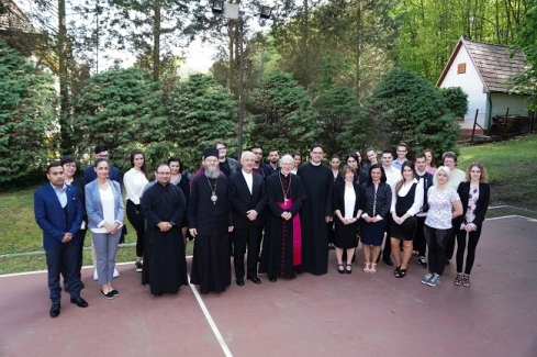 csoportkép a nunciussal