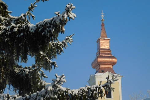 templomtorony, havas fenyőág mögött