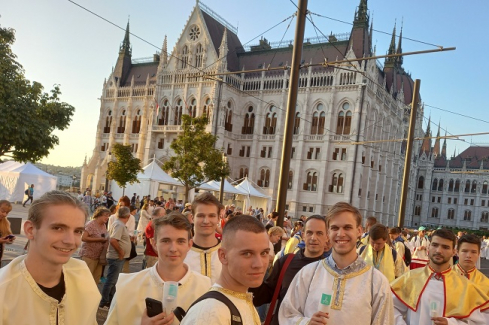 Béres Gábor atya és a minstránsok a Kossuth téren