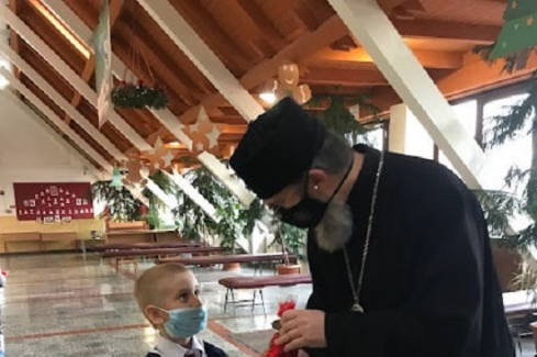 Atanáz püspök, kisgyermek mikuláscsomaggal